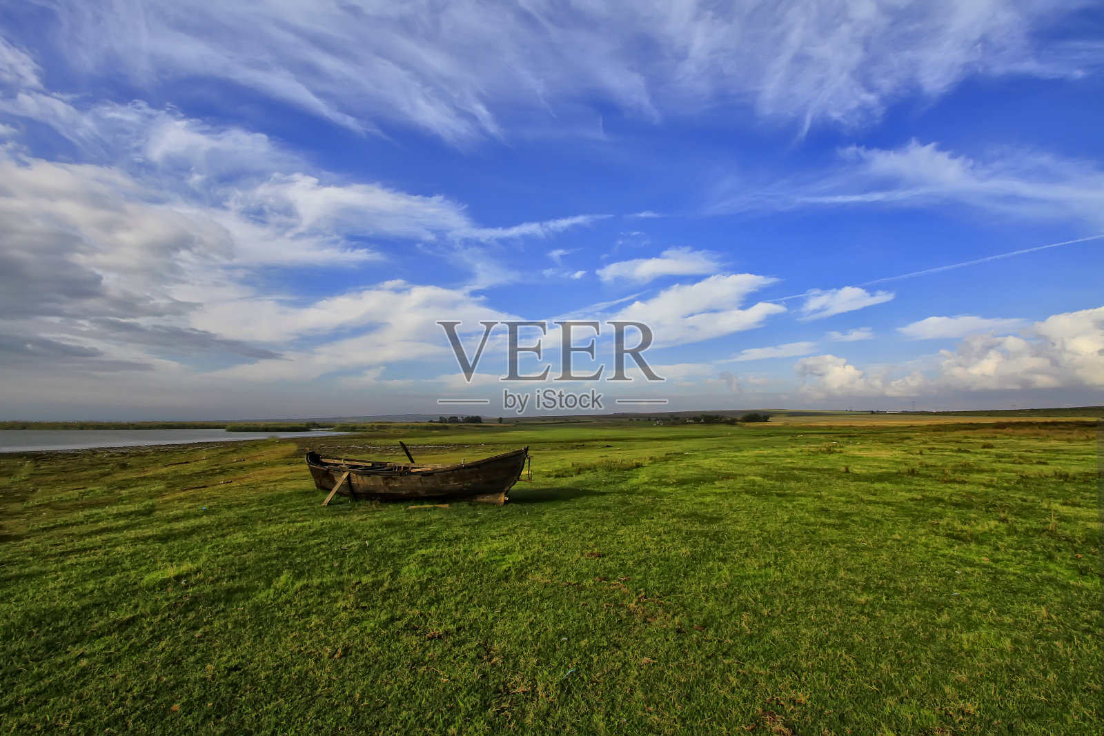 在美丽的湖面上泛舟照片摄影图片