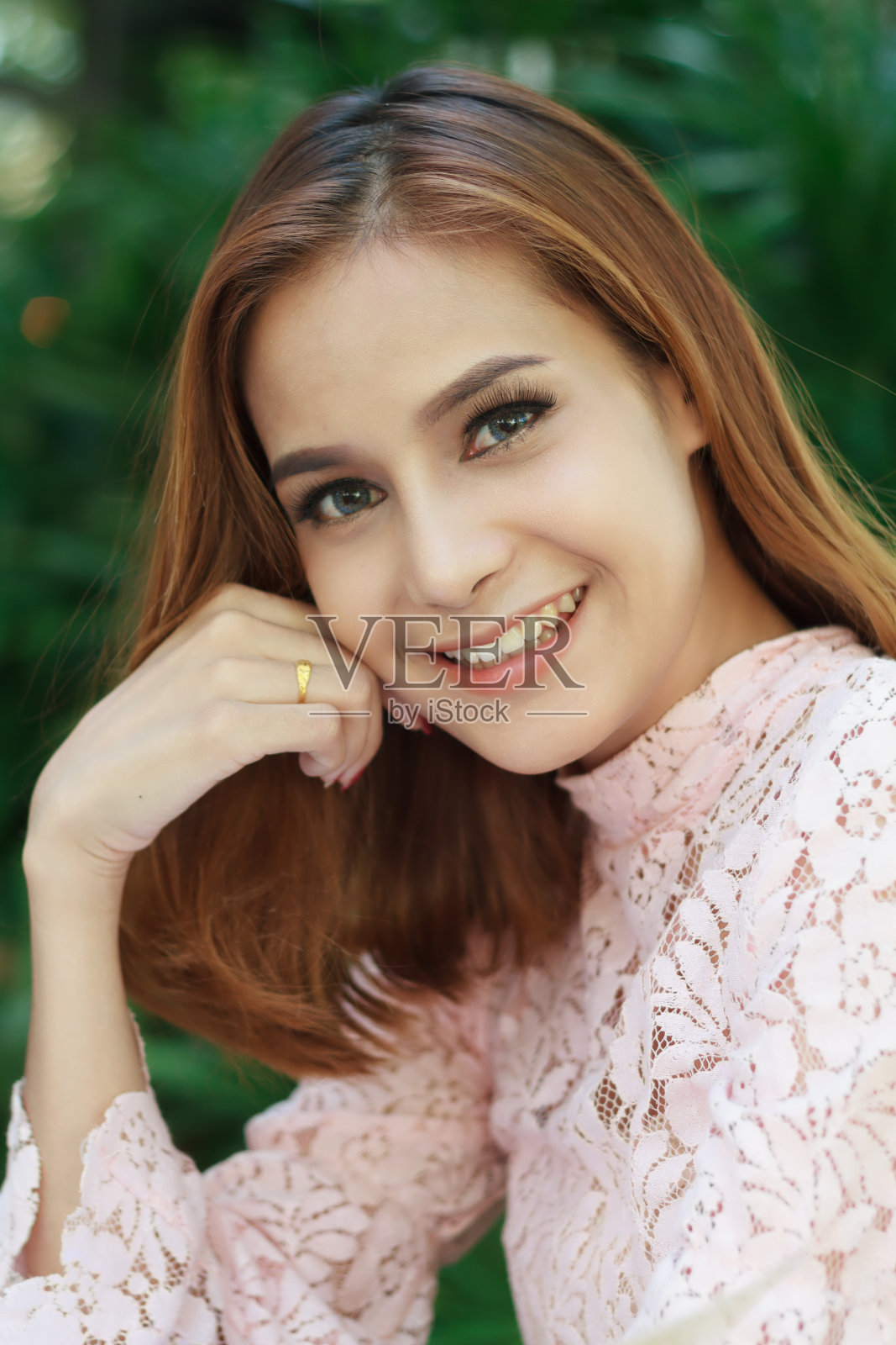 肖像亚洲女商人微笑等待咖啡照片摄影图片