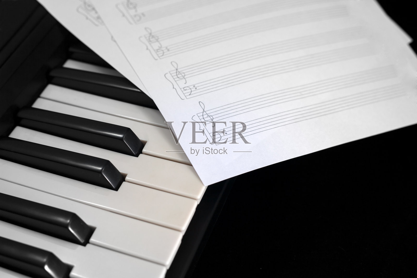 背景钢琴键盘与音符照片摄影图片