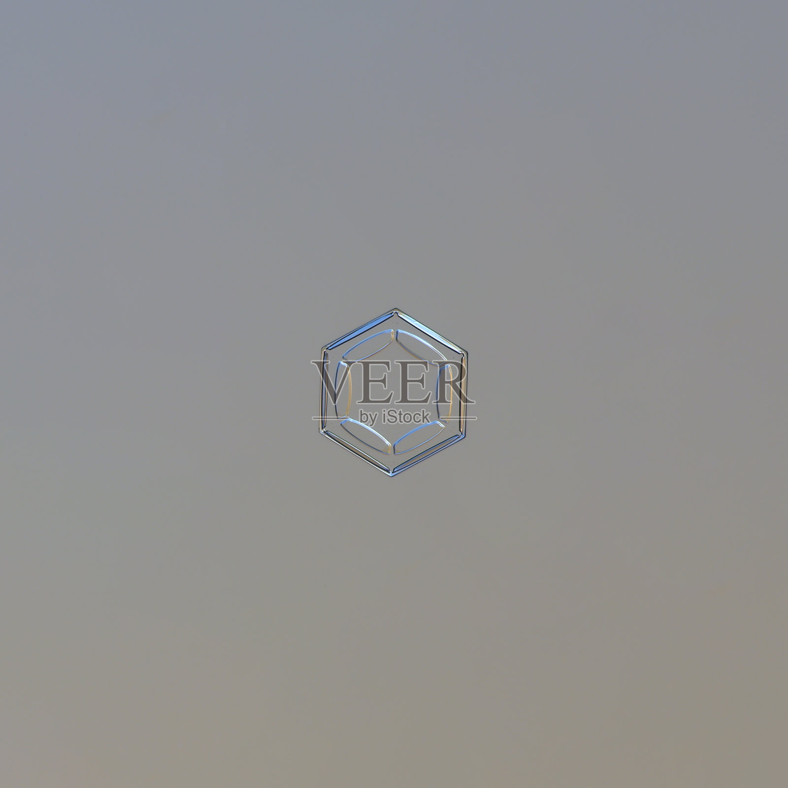 真正的雪花在灰色的背景上闪闪发光照片摄影图片