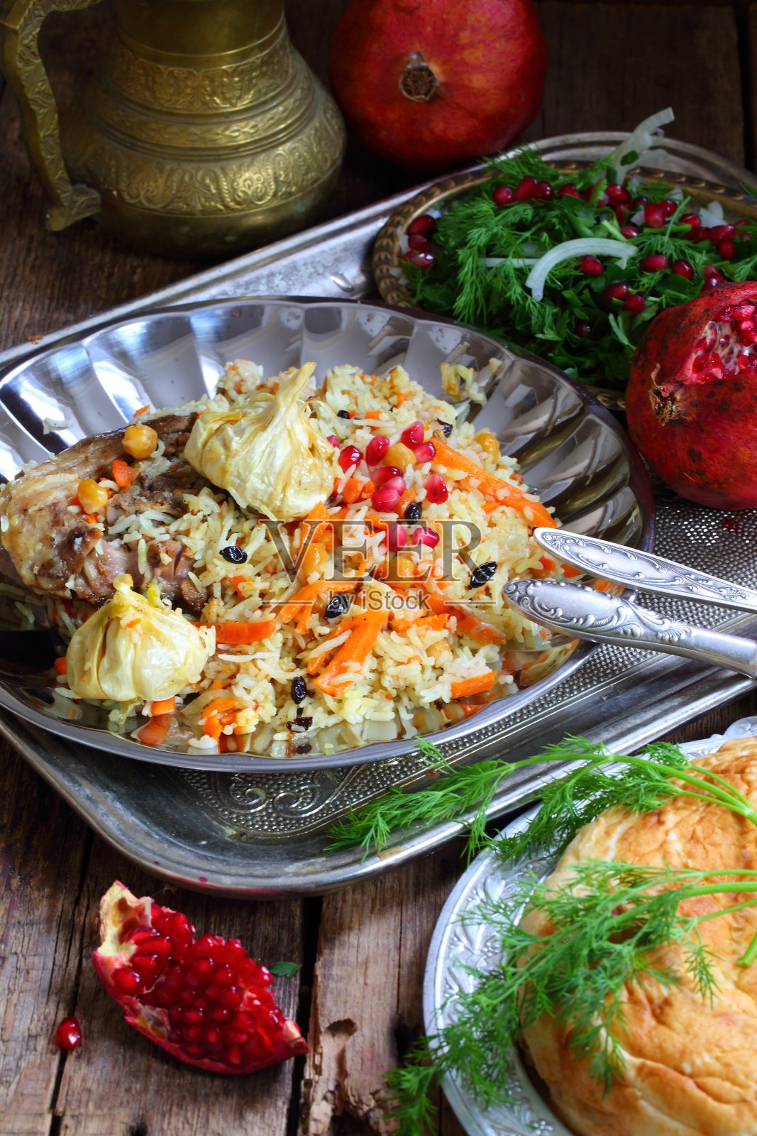 节日餐桌上的乌兹别克炖肉照片摄影图片