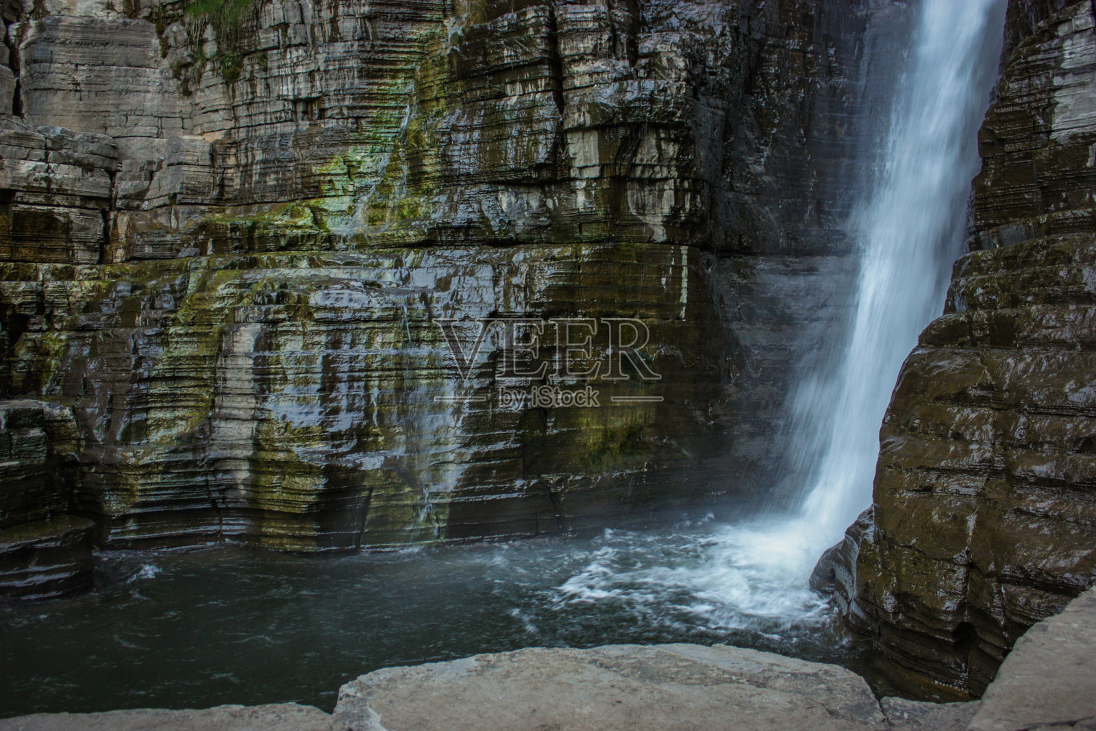 瀑布落入池塘照片摄影图片
