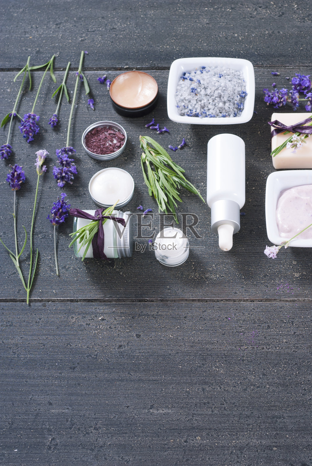 黑色带薰衣草色的美容产品样品照片摄影图片