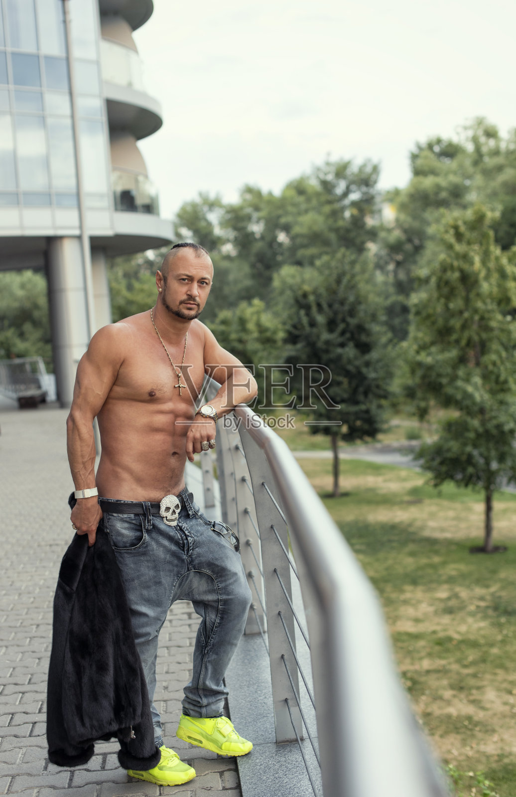 一个穿貂皮大衣的家伙照片摄影图片