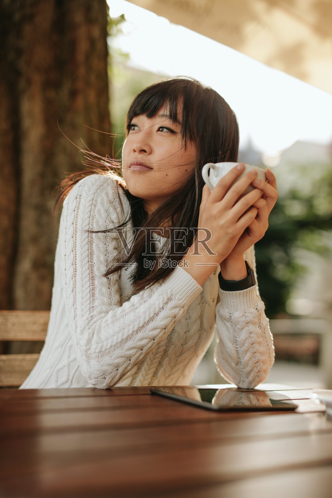 一位中国妇女在户外咖啡厅喝咖啡照片摄影图片