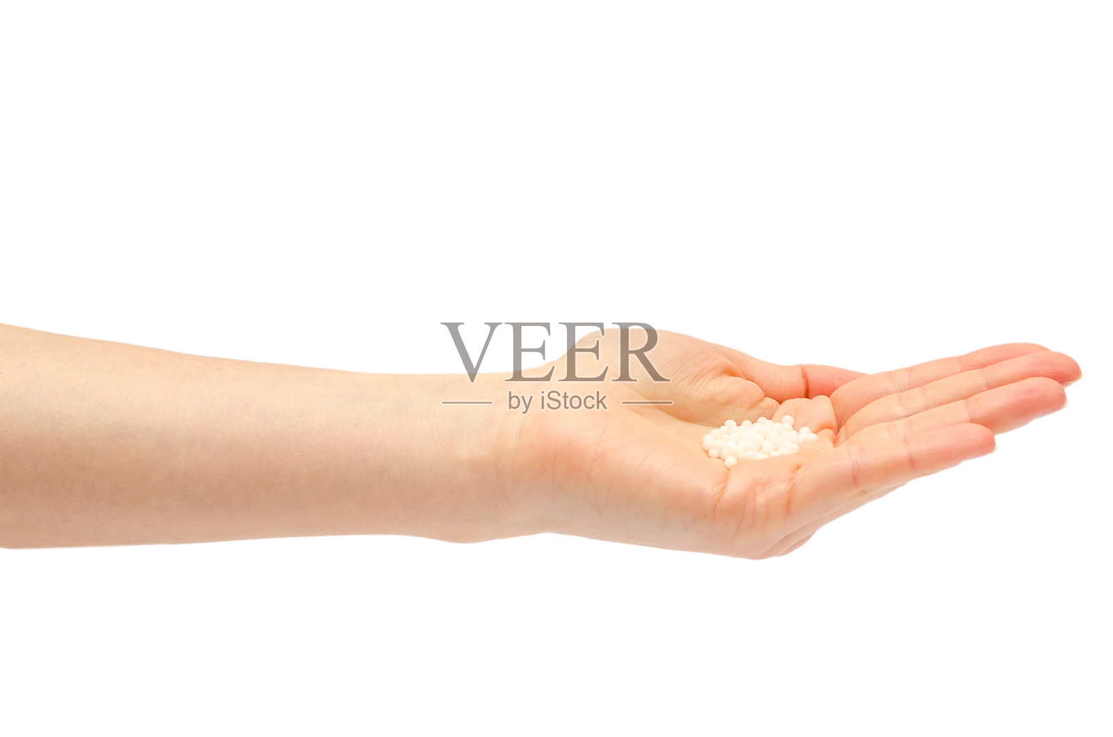 手持顺势疗法药物的年轻女孩的手。照片摄影图片