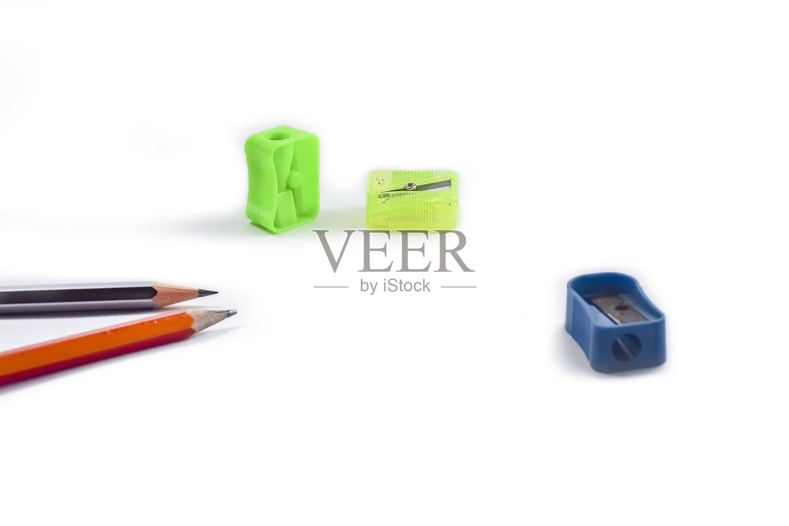 回到学校的概念-一支铅笔,橡皮擦,磨刀,一个切割的铝箔铅笔在白色的桌子上有或没有眼镜没有适当地安排孤立。照片摄影图片