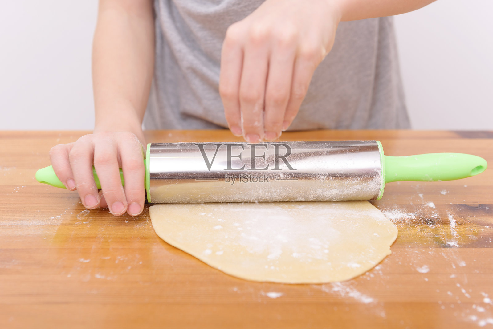 奶奶和孙子烤东西照片摄影图片