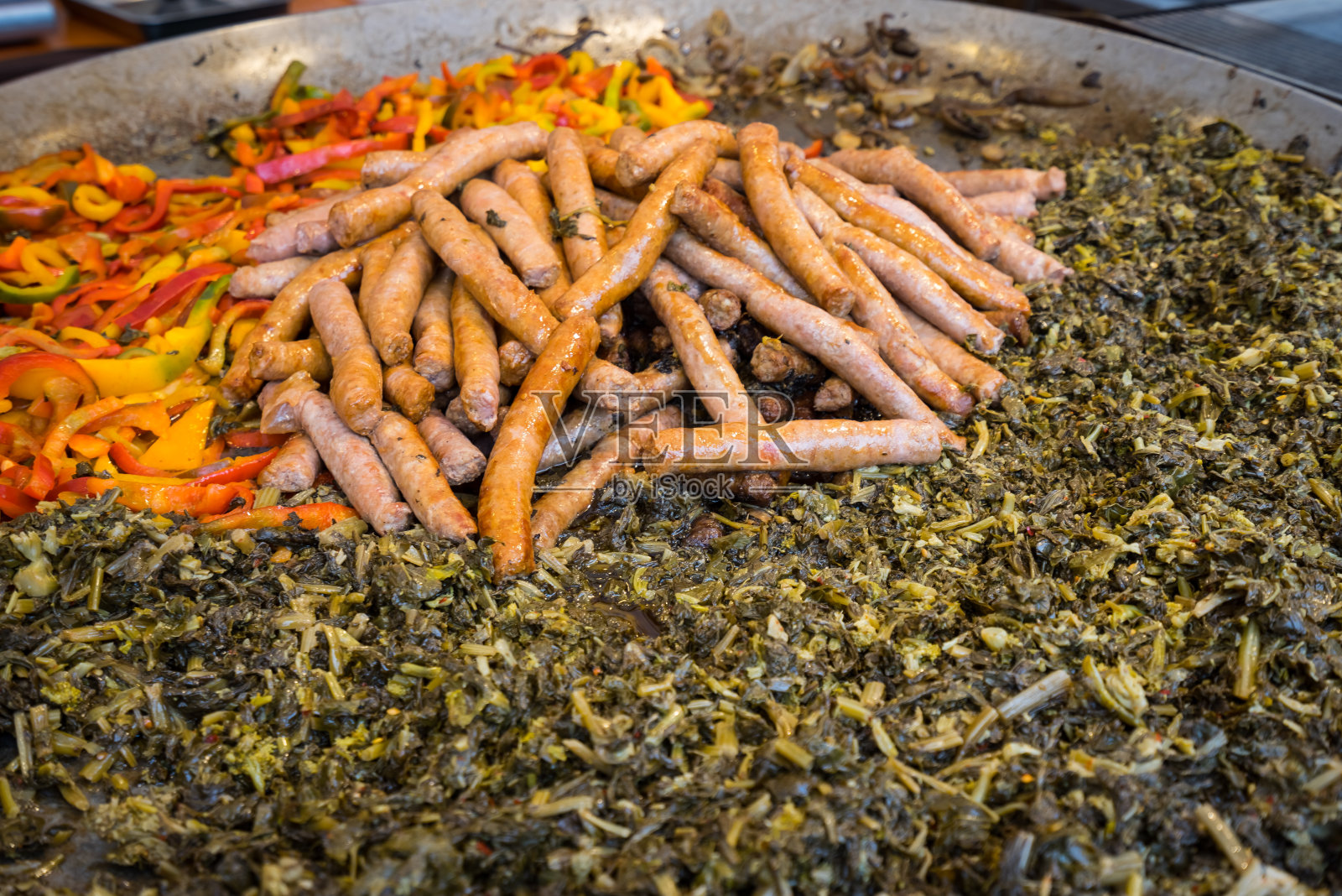 香肠、萝卜和来自普利亚的辣椒照片摄影图片