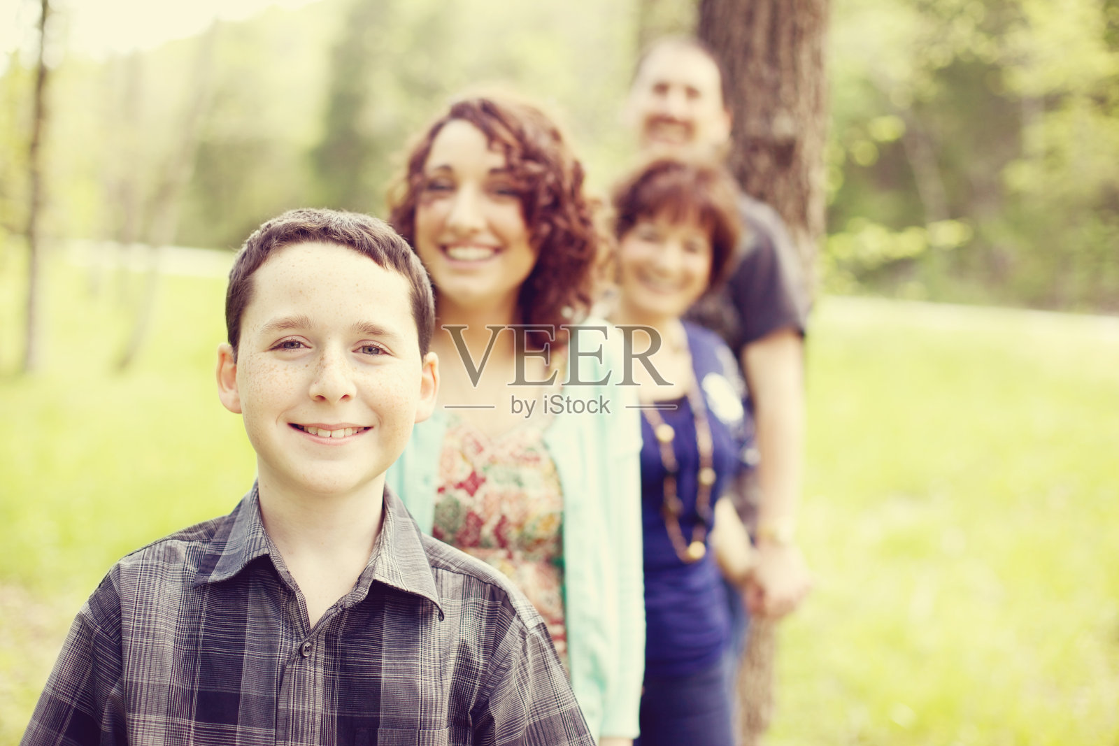 年轻的美国家庭喜欢户外活动照片摄影图片