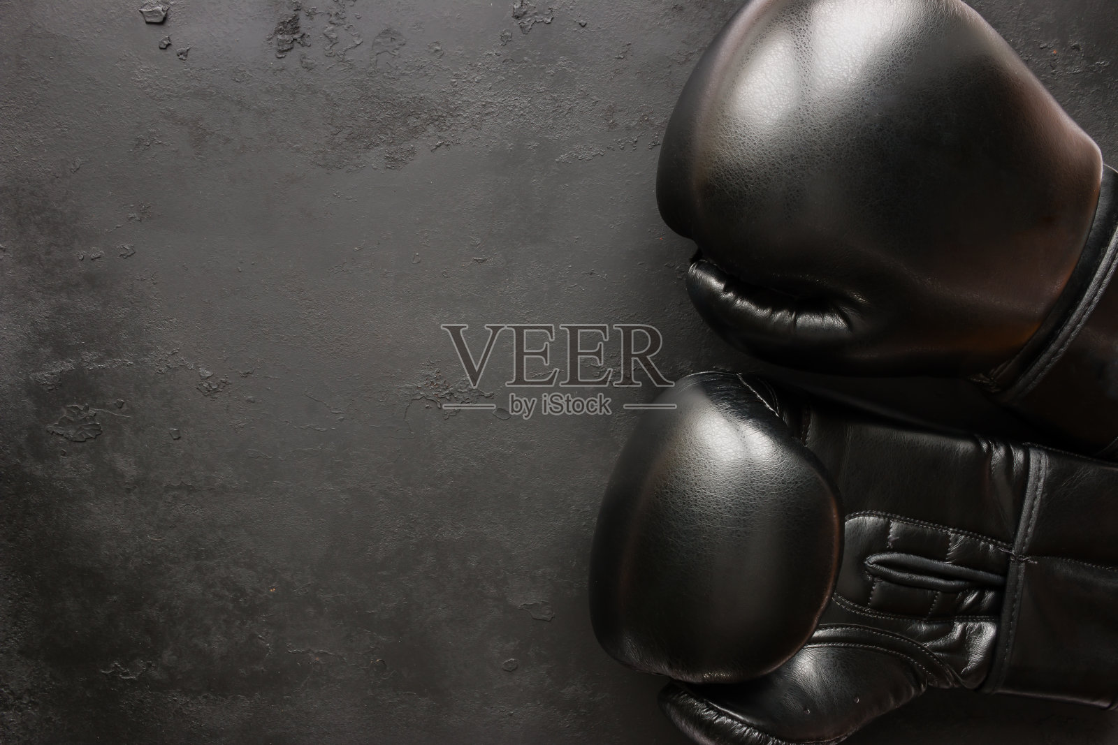 黑色背景上的拳击手套照片摄影图片