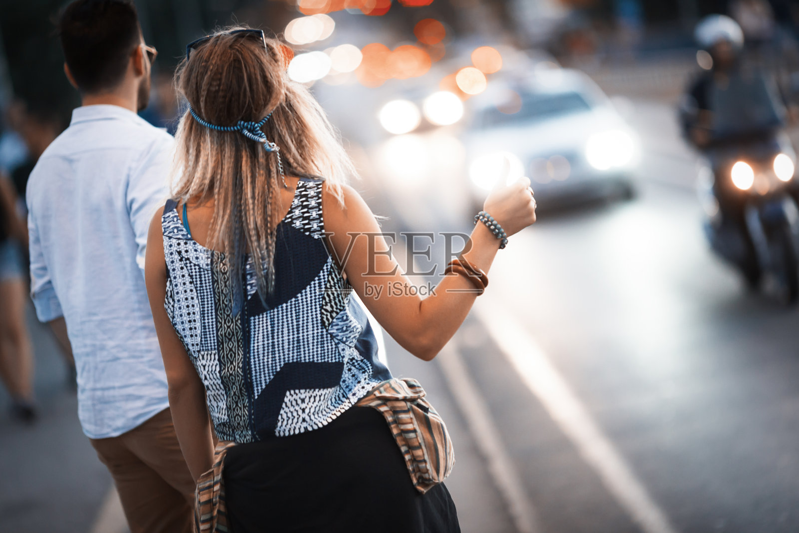 一群朋友晚上在城市里打出租车照片摄影图片