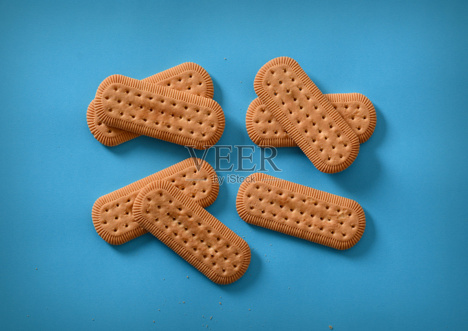 桌子上有一堆饼干照片摄影图片