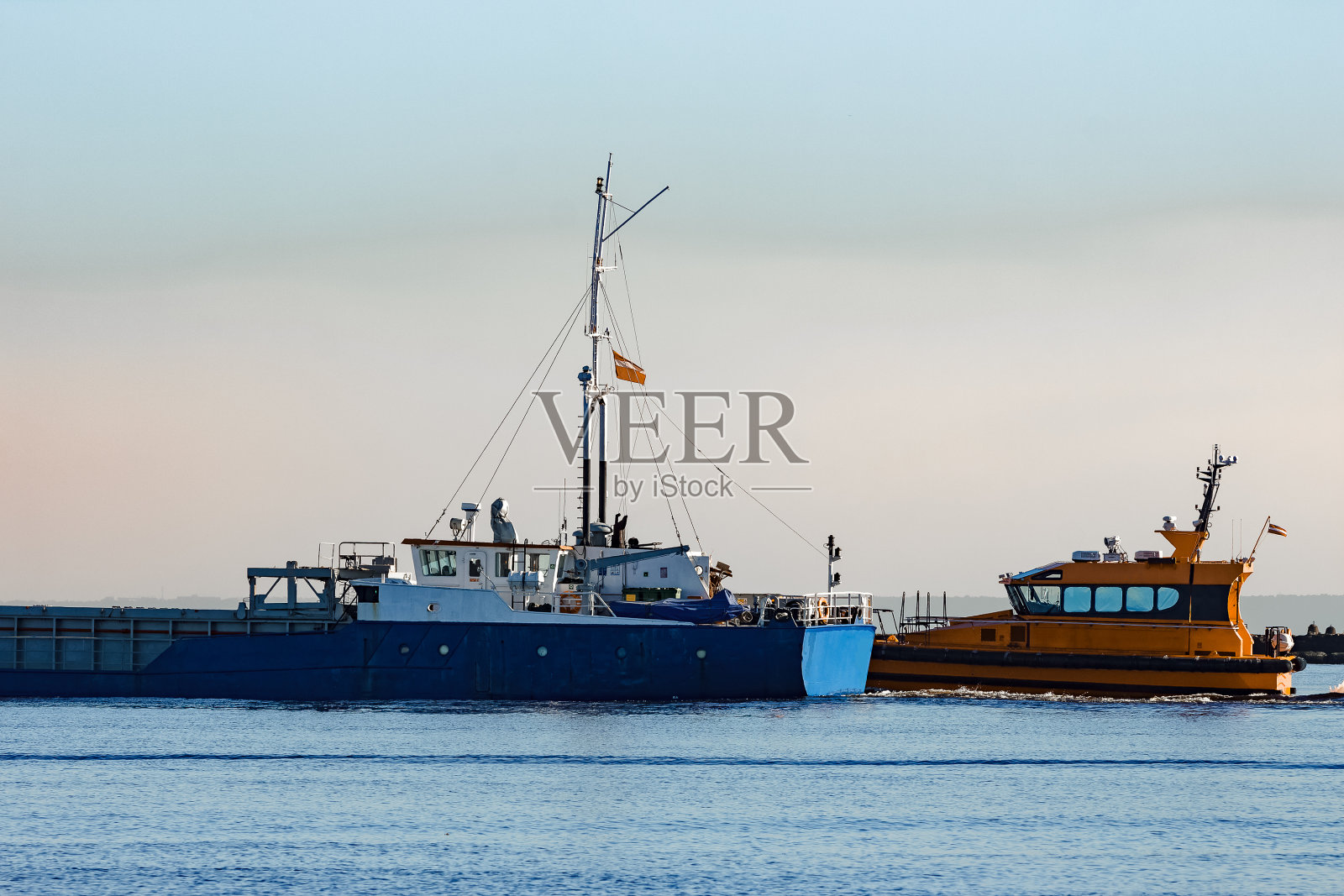 蓝色的货船照片摄影图片