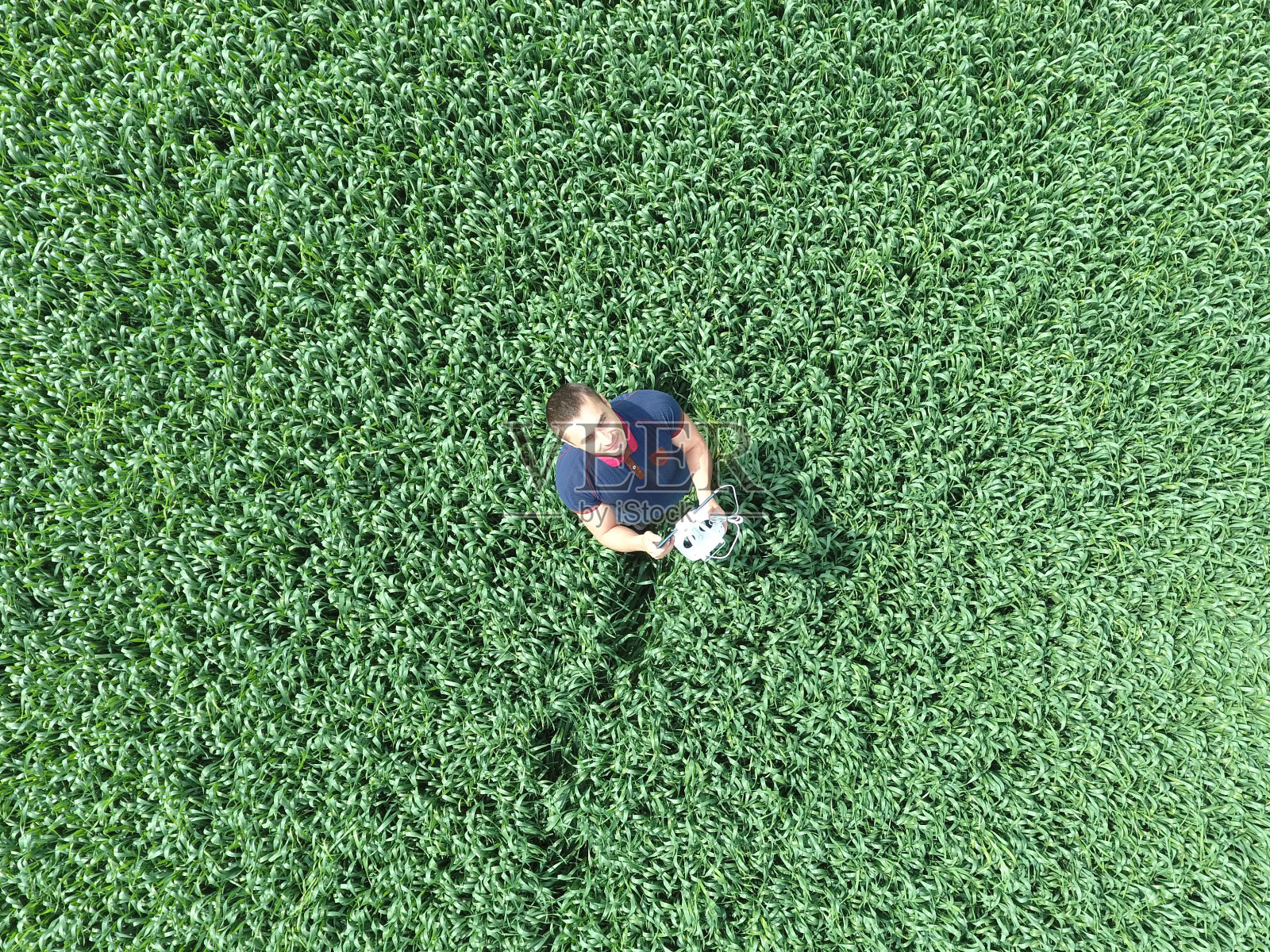 手持遥控四轴飞行器的人站着照片摄影图片