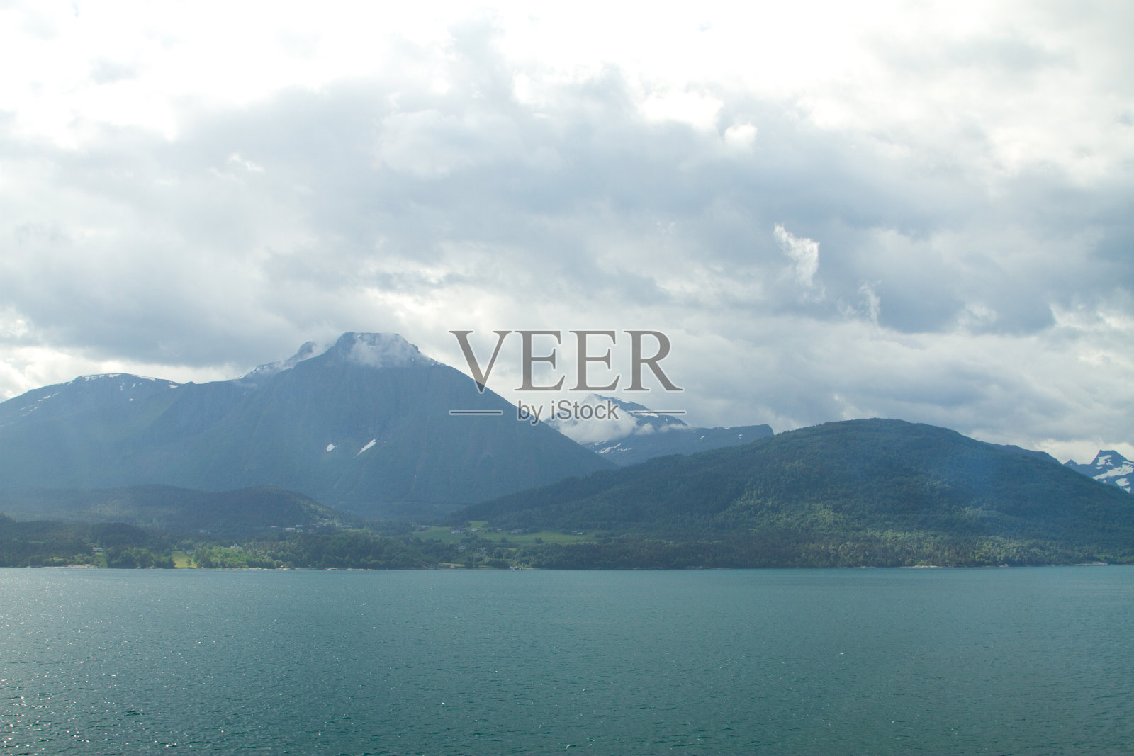 北部挪威峡湾。照片摄影图片