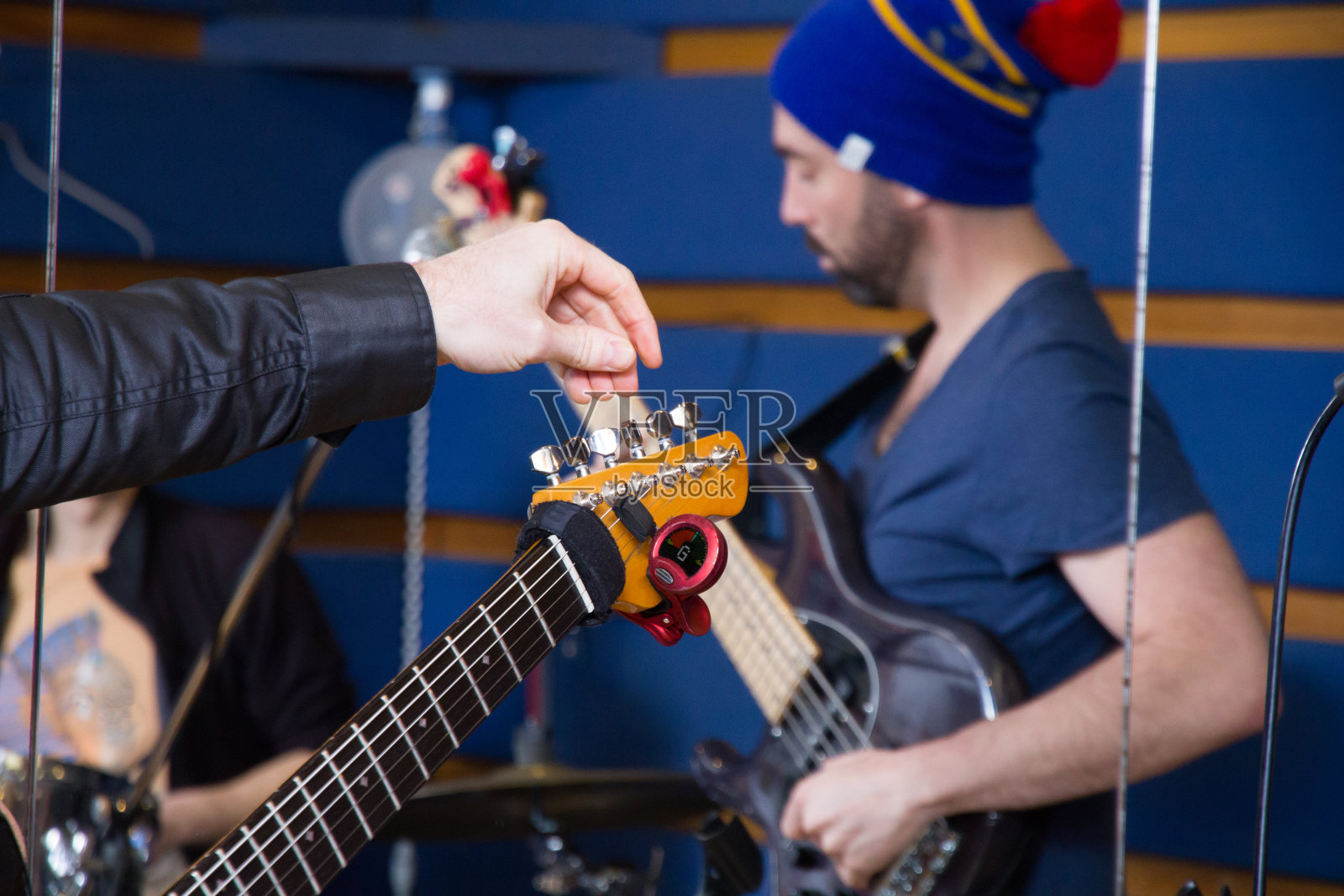 录音室里的乐队,给吉他调音照片摄影图片