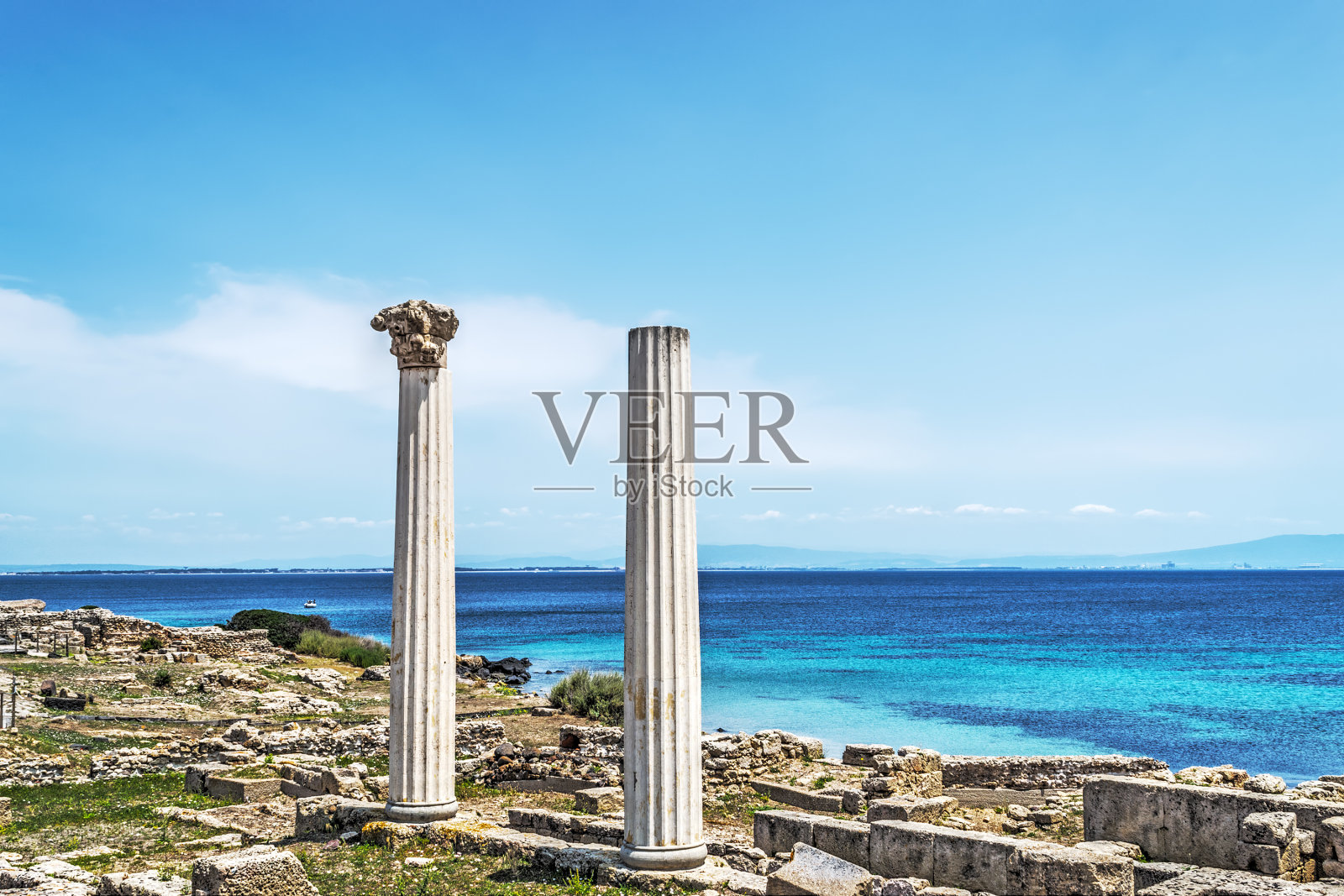 塔罗斯圆柱和蓝色的大海照片摄影图片