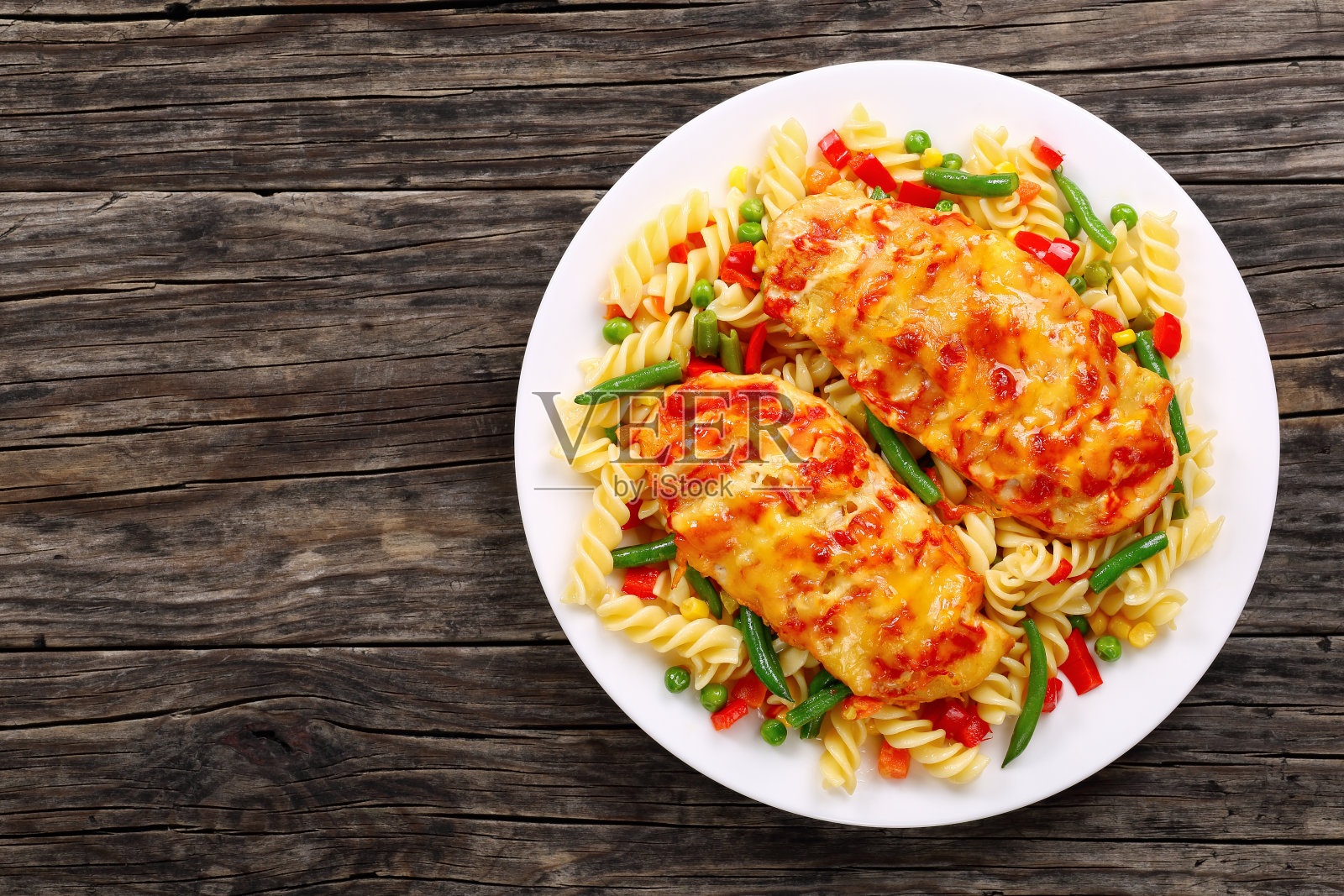 烤鸡胸肉配意大利面照片摄影图片