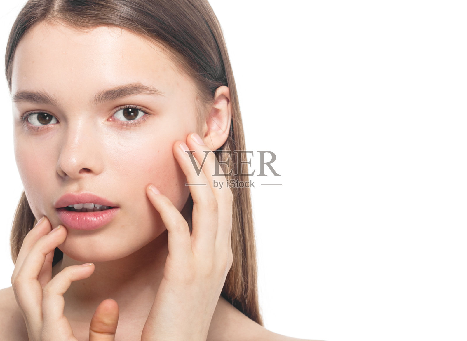 女人美丽的脸与手肖像孤立在白色与健康的皮肤。影棚拍摄。照片摄影图片
