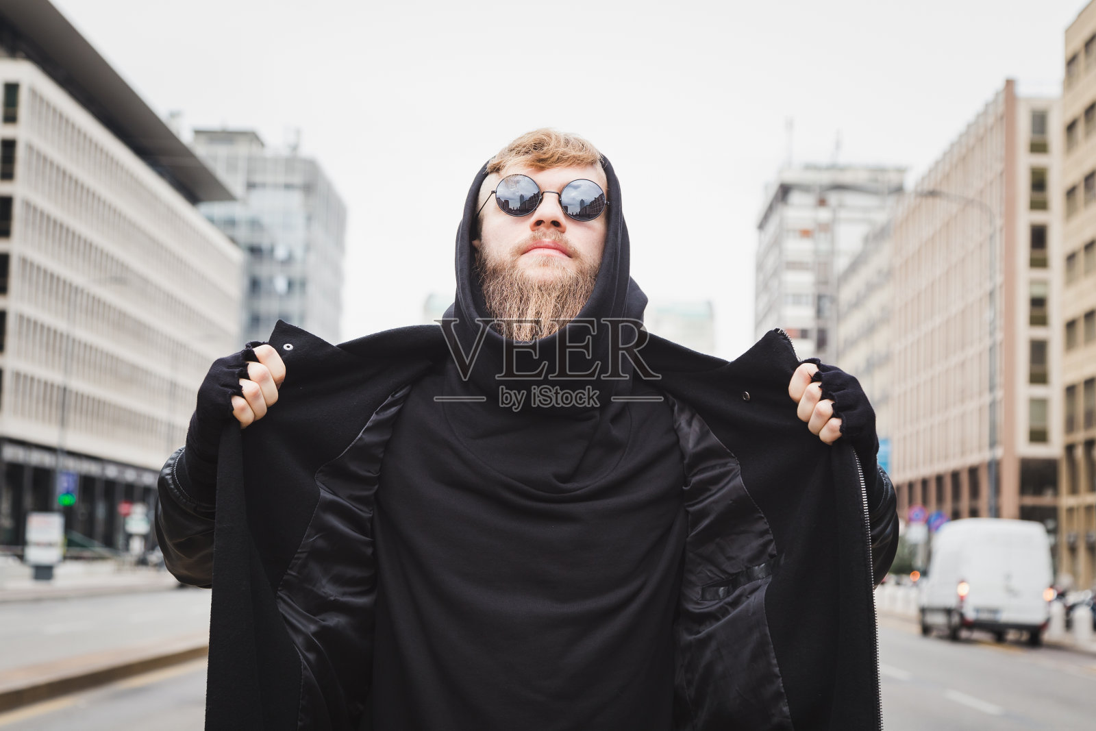 有型胡须的男子在街上摆造型照片摄影图片