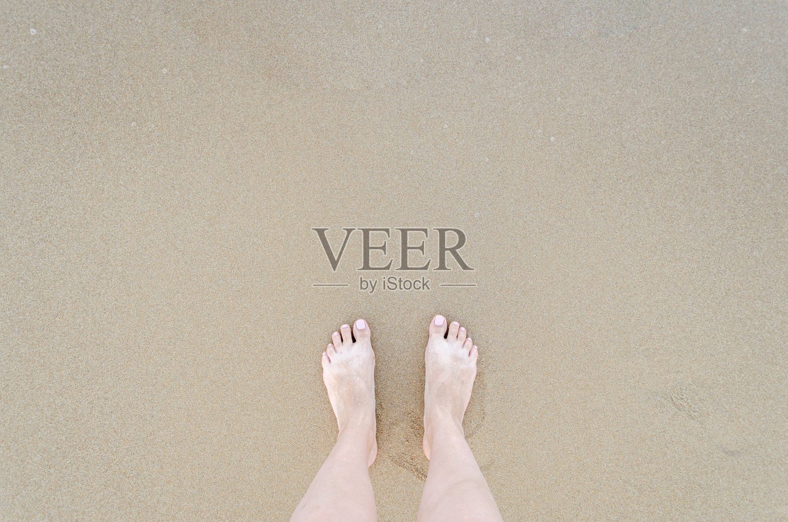 美丽的赤脚在海滩上照片摄影图片