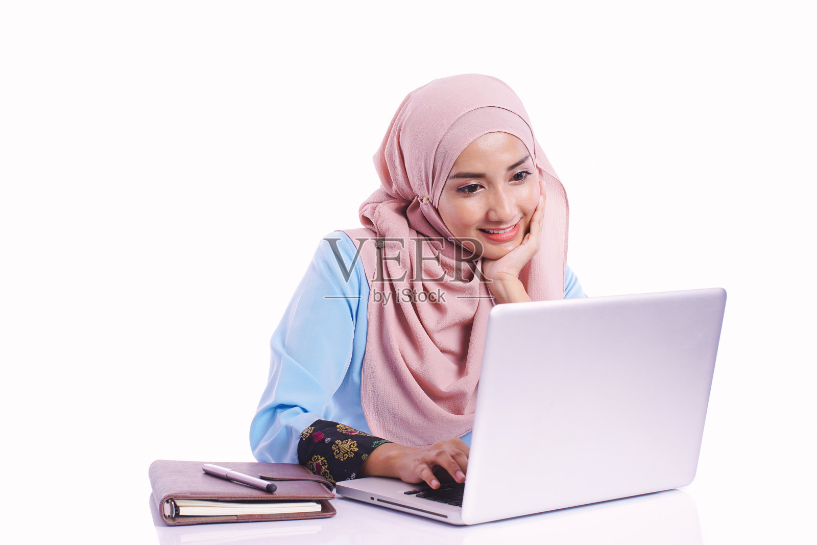 戴着头巾的漂亮女人在电脑搜索和做办公室工作照片摄影图片