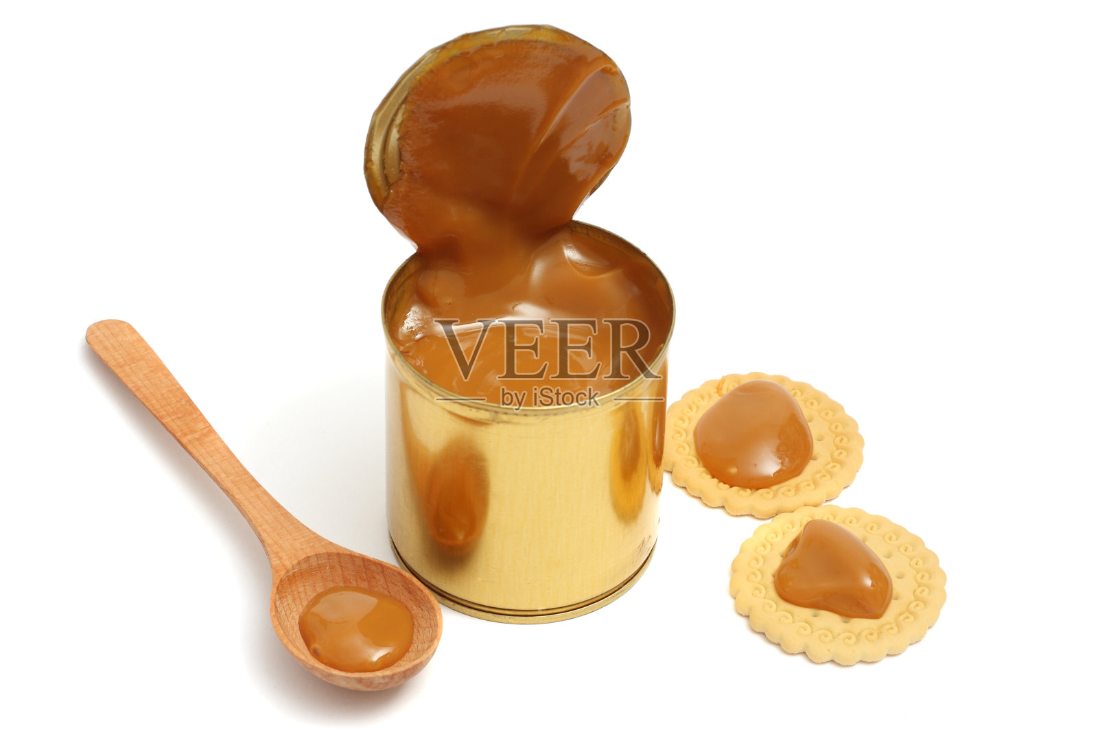 用木勺分离的炼乳在白色背景上照片摄影图片