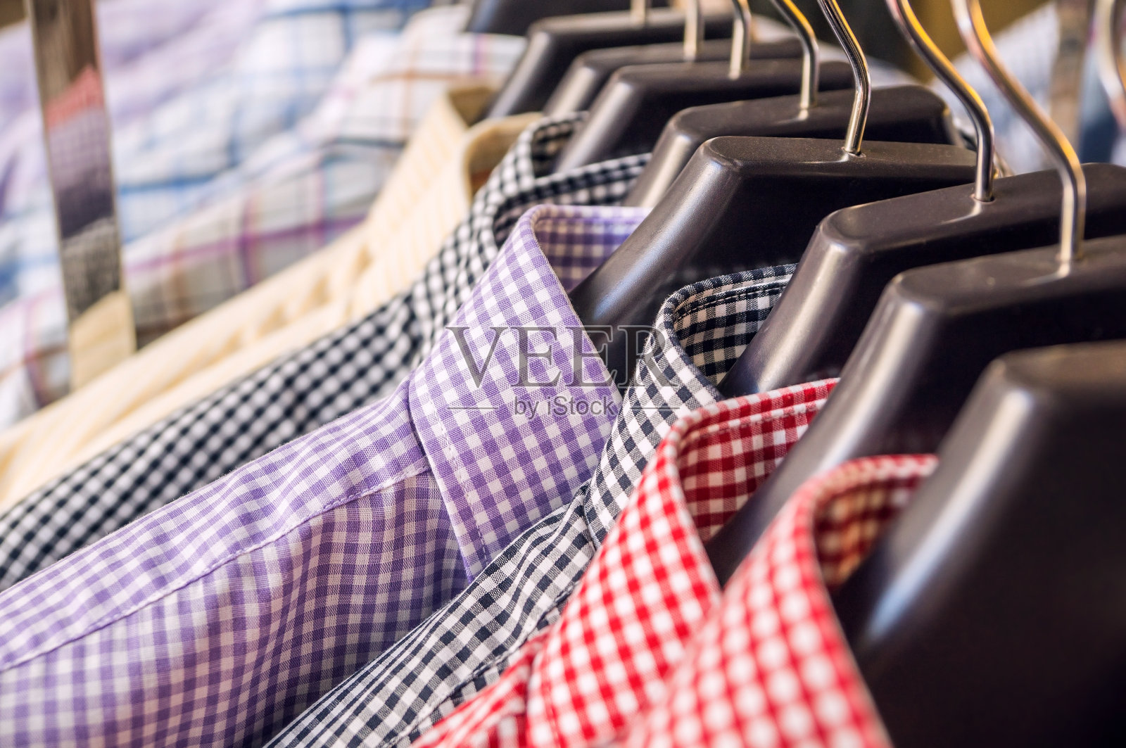 零售店里的男格子衬衫照片摄影图片