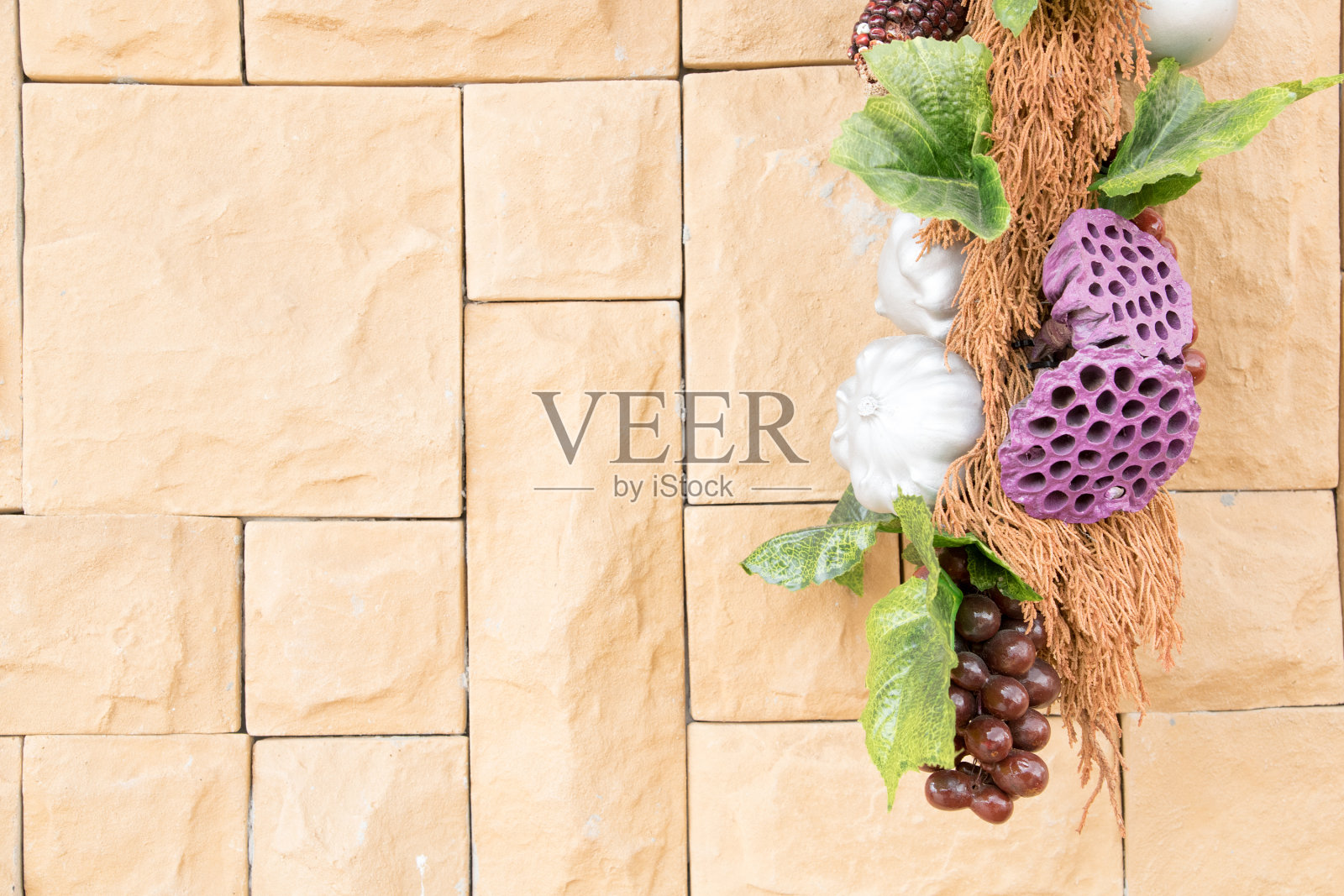 带有水果图案背景的砖墙照片摄影图片