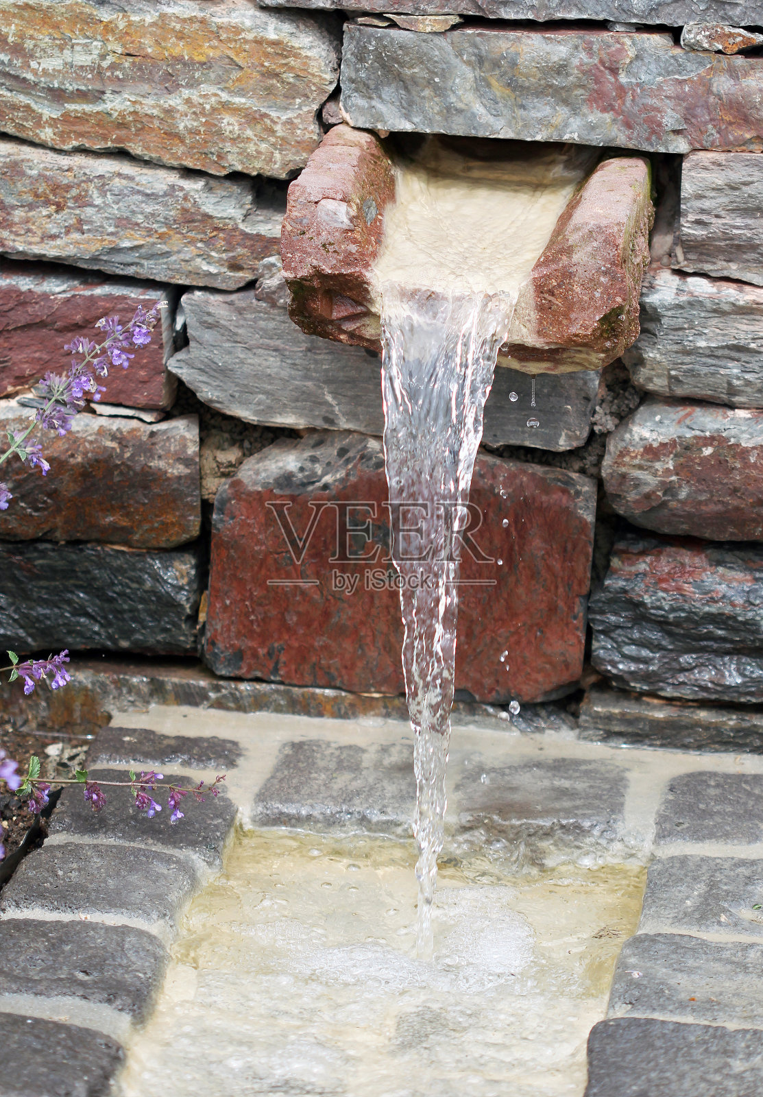 有流水的小喷泉照片摄影图片