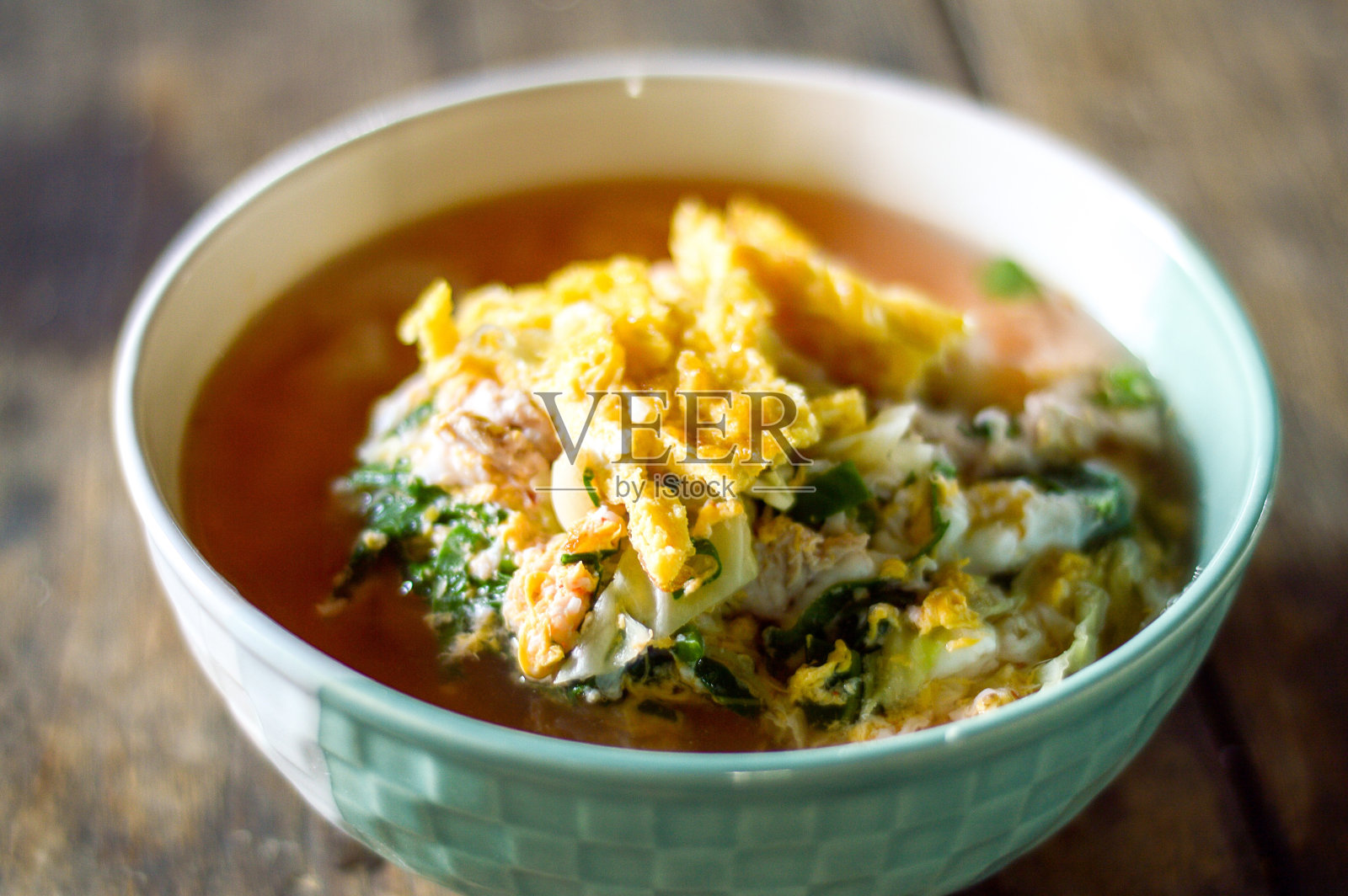 煮米汤加煎蛋卷照片摄影图片