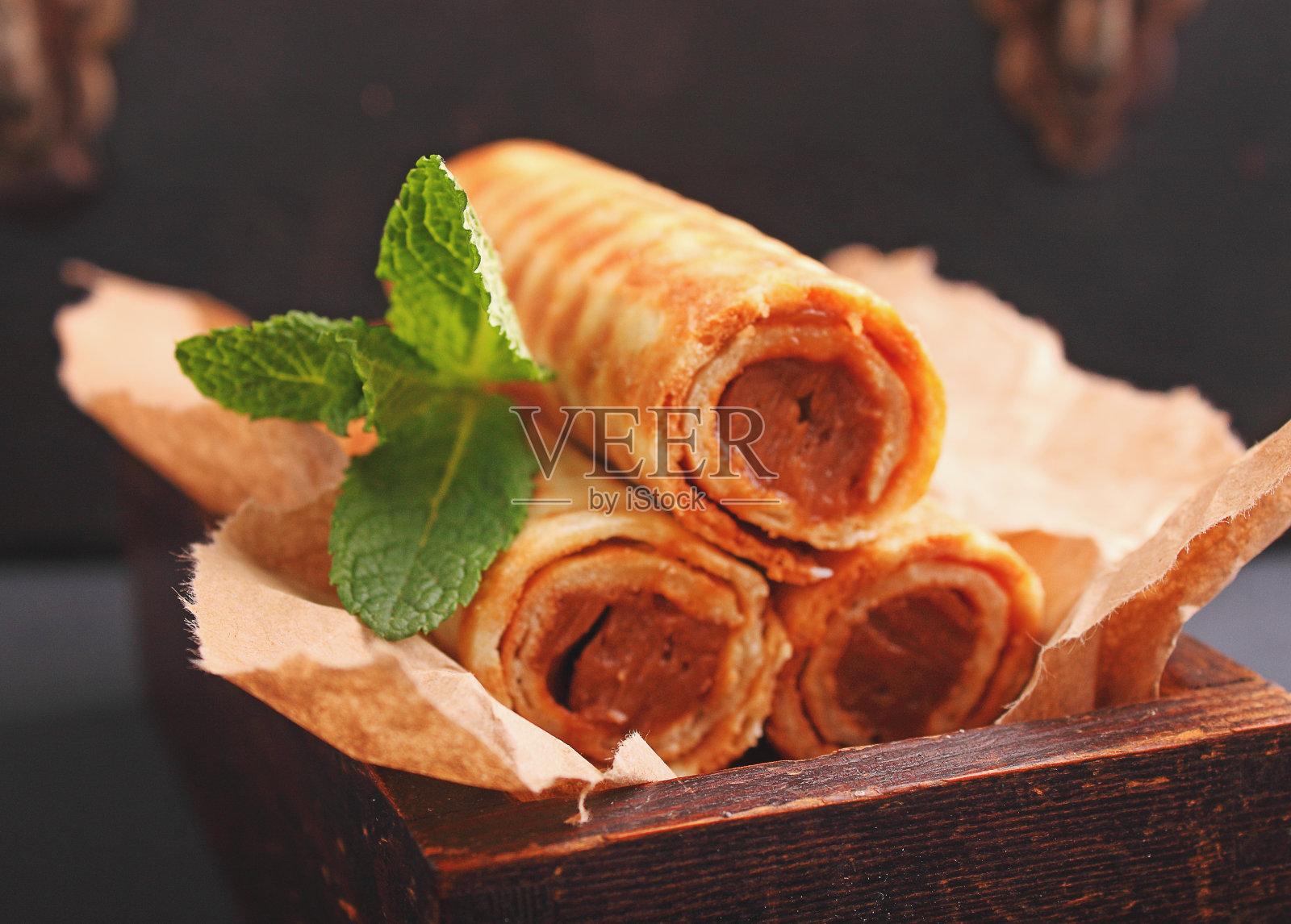 加炼乳的威化饼卷照片摄影图片