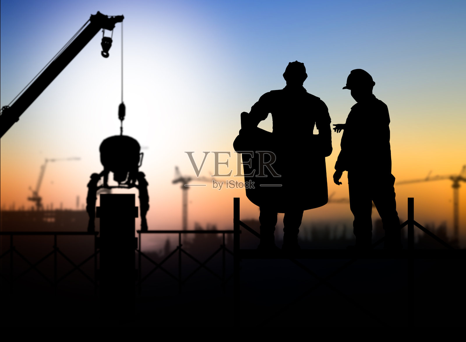 建筑工地的剪影工程师在看蓝图照片摄影图片