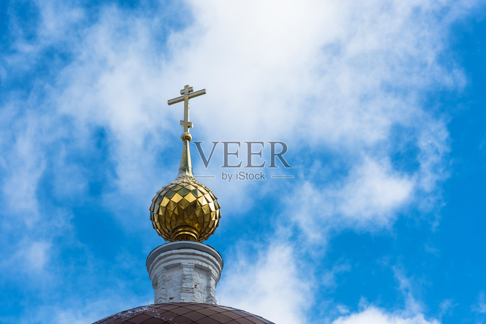 金色穹顶,天空背景上有个十字架。照片摄影图片