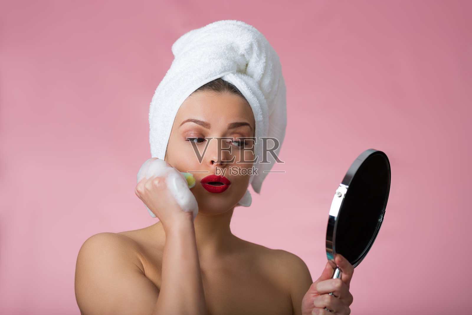 正在洗澡的漂亮女人照片摄影图片