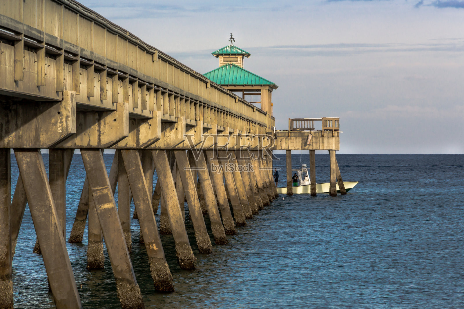 船在码头的尽头照片摄影图片