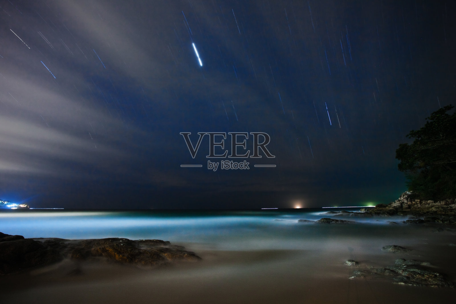 热带海滩上的夜晚。普吉岛。泰国照片摄影图片