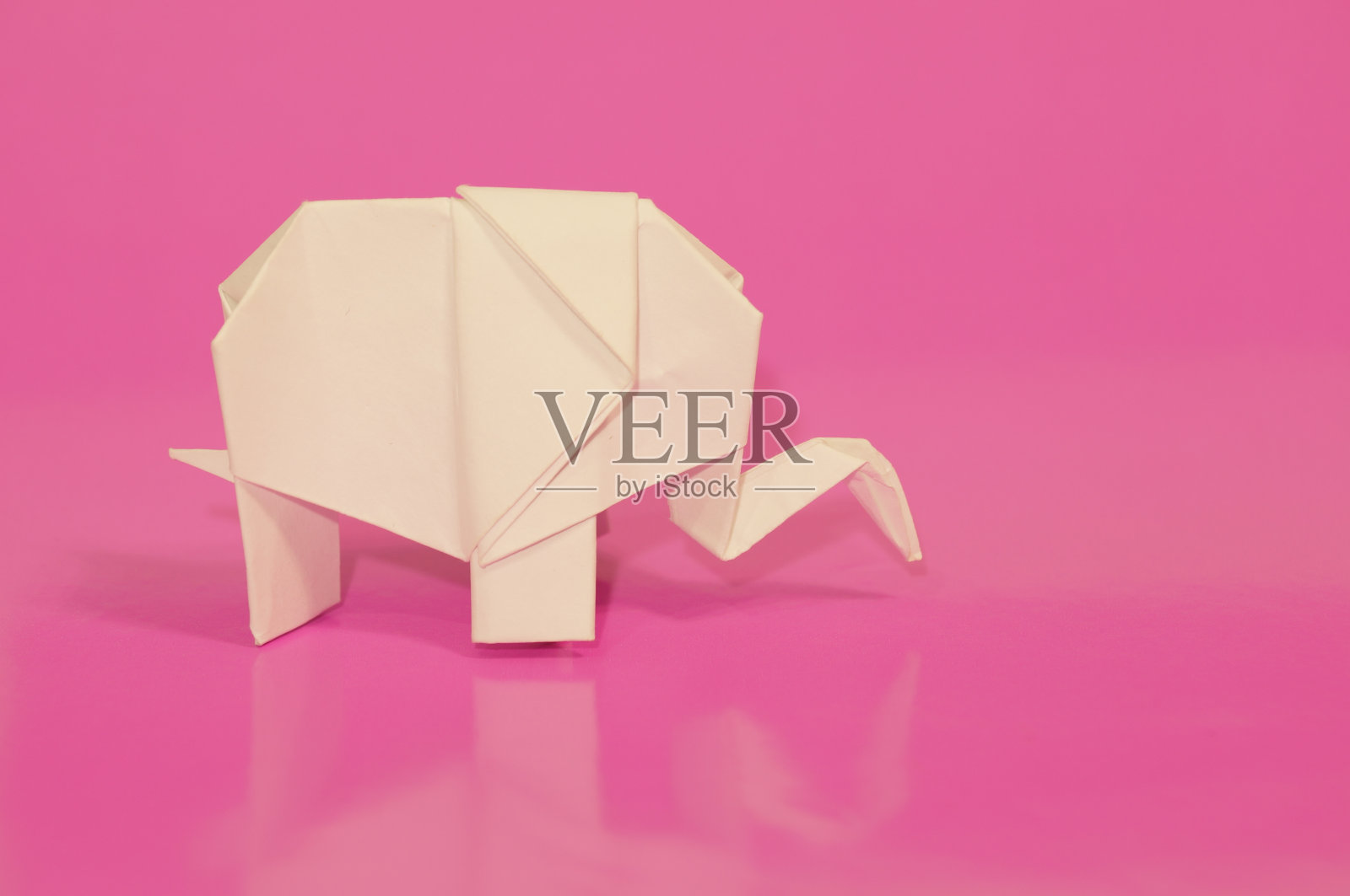 纸象折纸是孤立的背景。大象是纸做的。日本文化。的象征。野生自然。照片摄影图片