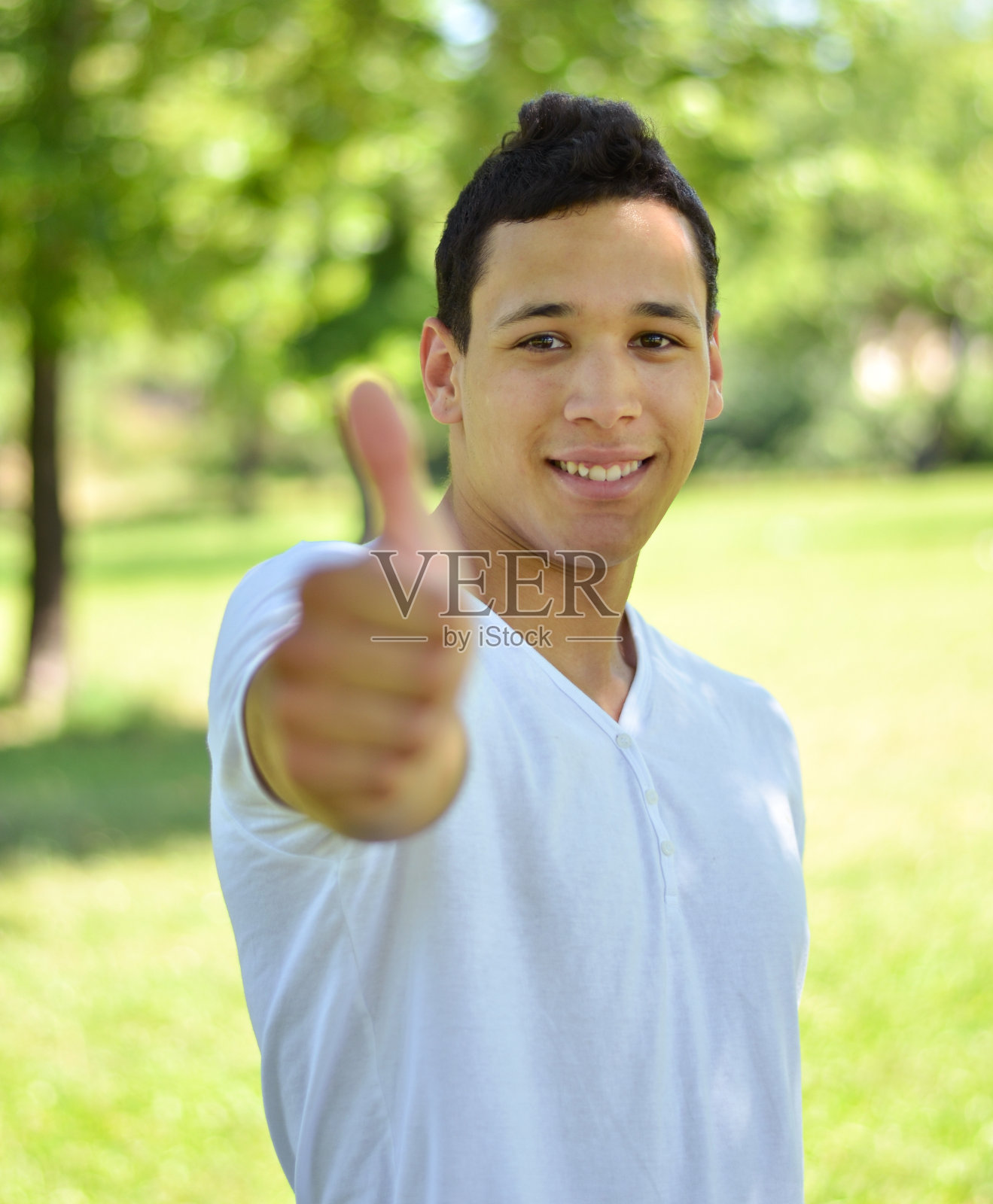 年轻的微笑和拇指对着自然的背景照片摄影图片