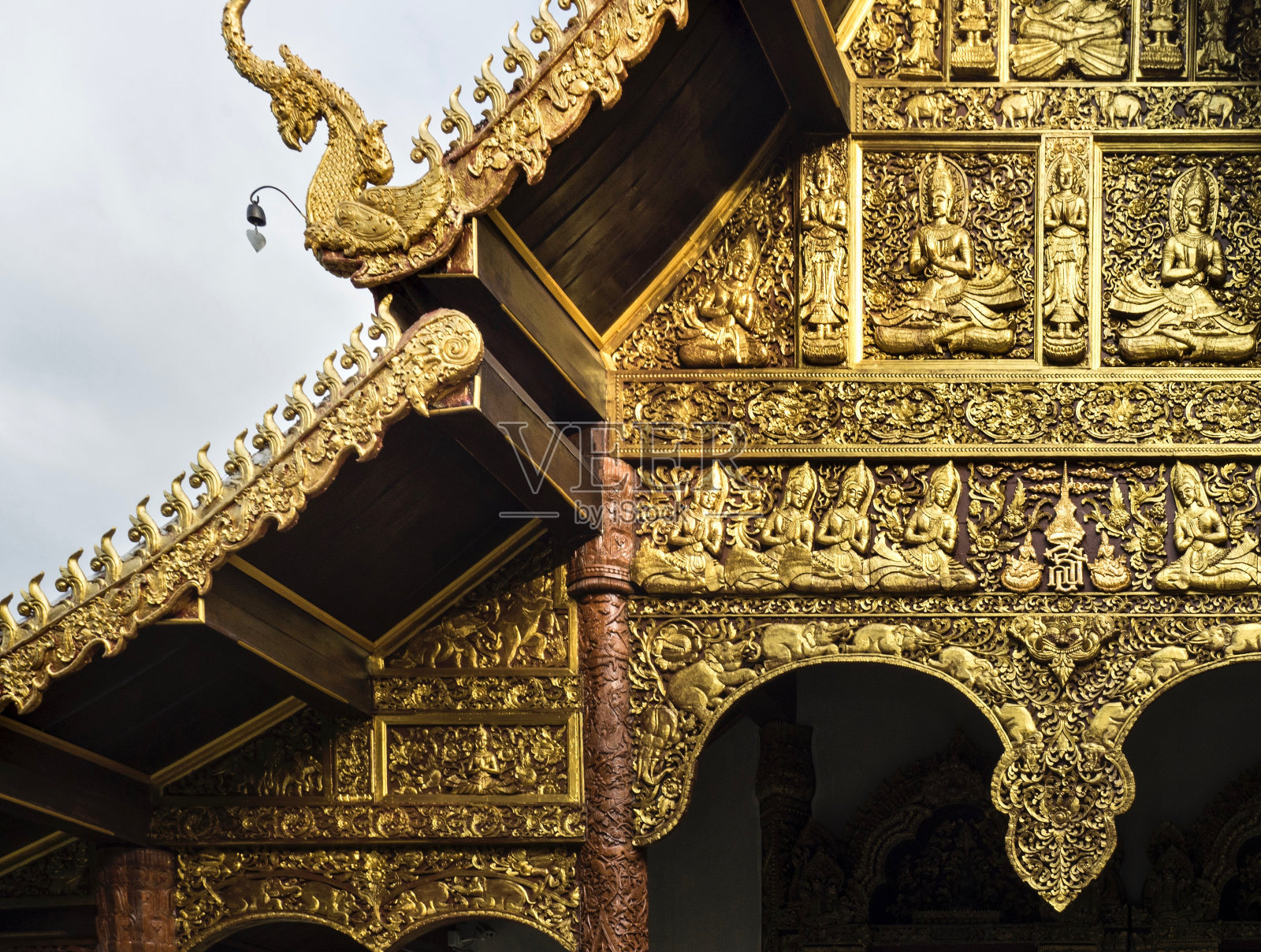 建筑细节:泰国寺庙金色教堂照片摄影图片