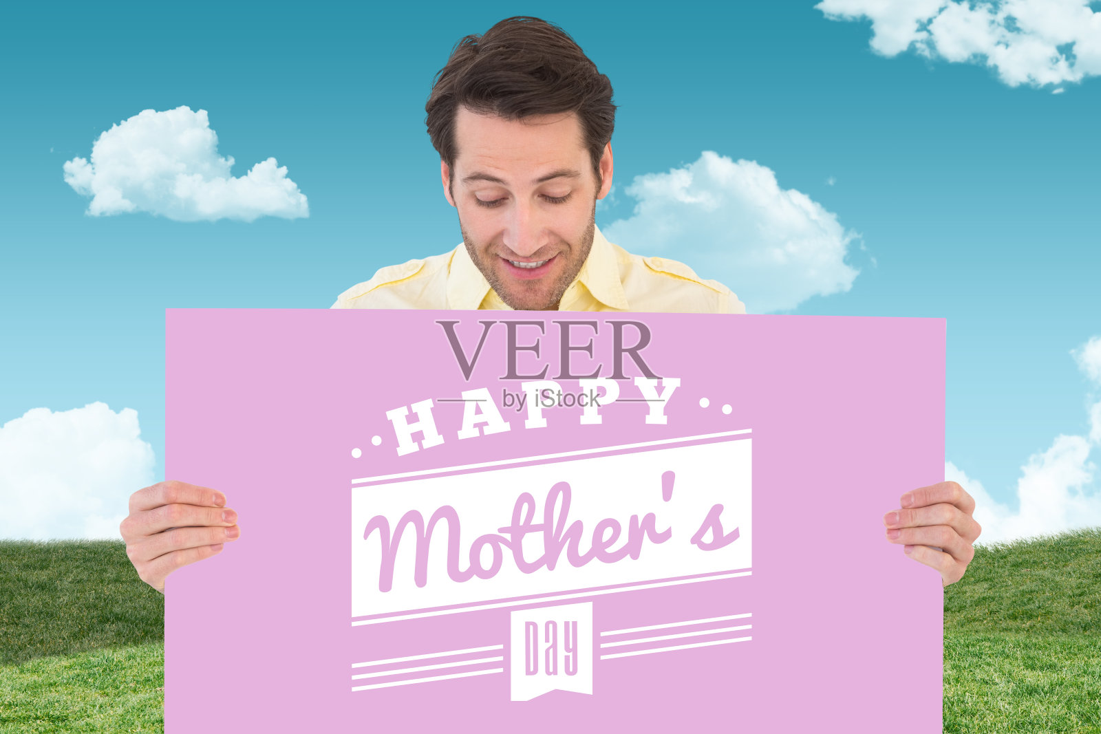 合成图像有吸引力的男子微笑着拿着海报照片摄影图片