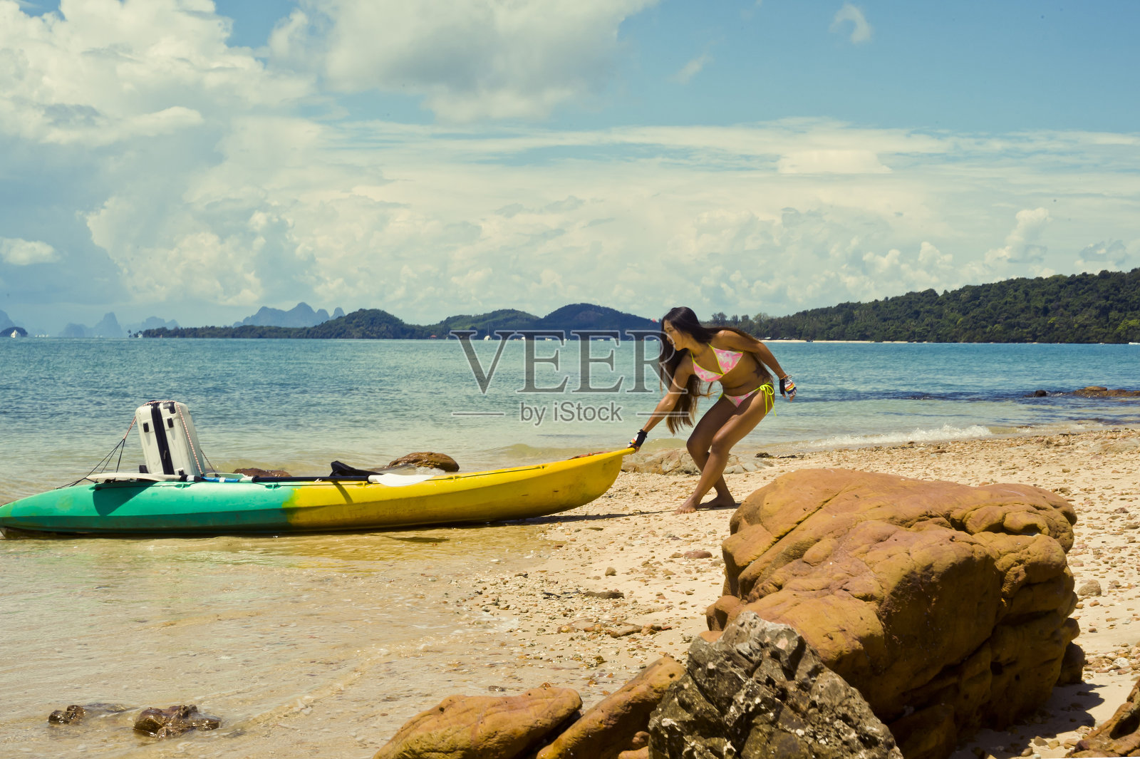 年轻的亚洲女人和皮划艇冒险行李箱照片摄影图片