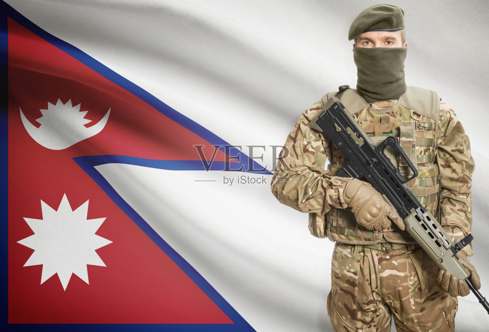 士兵持机关枪,背景为尼泊尔旗帜系列照片摄影图片