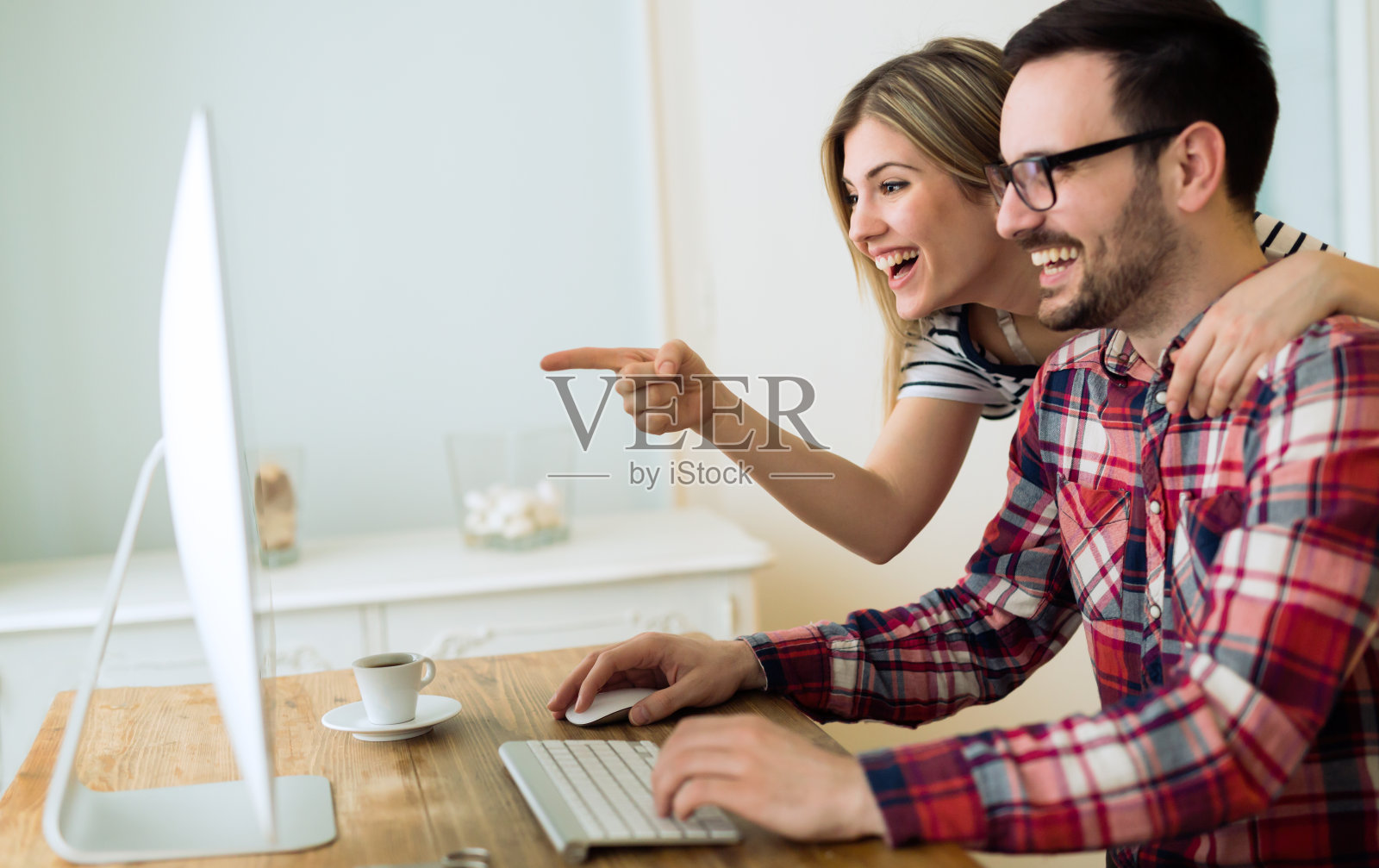 情侣在网上购物,购买商品照片摄影图片