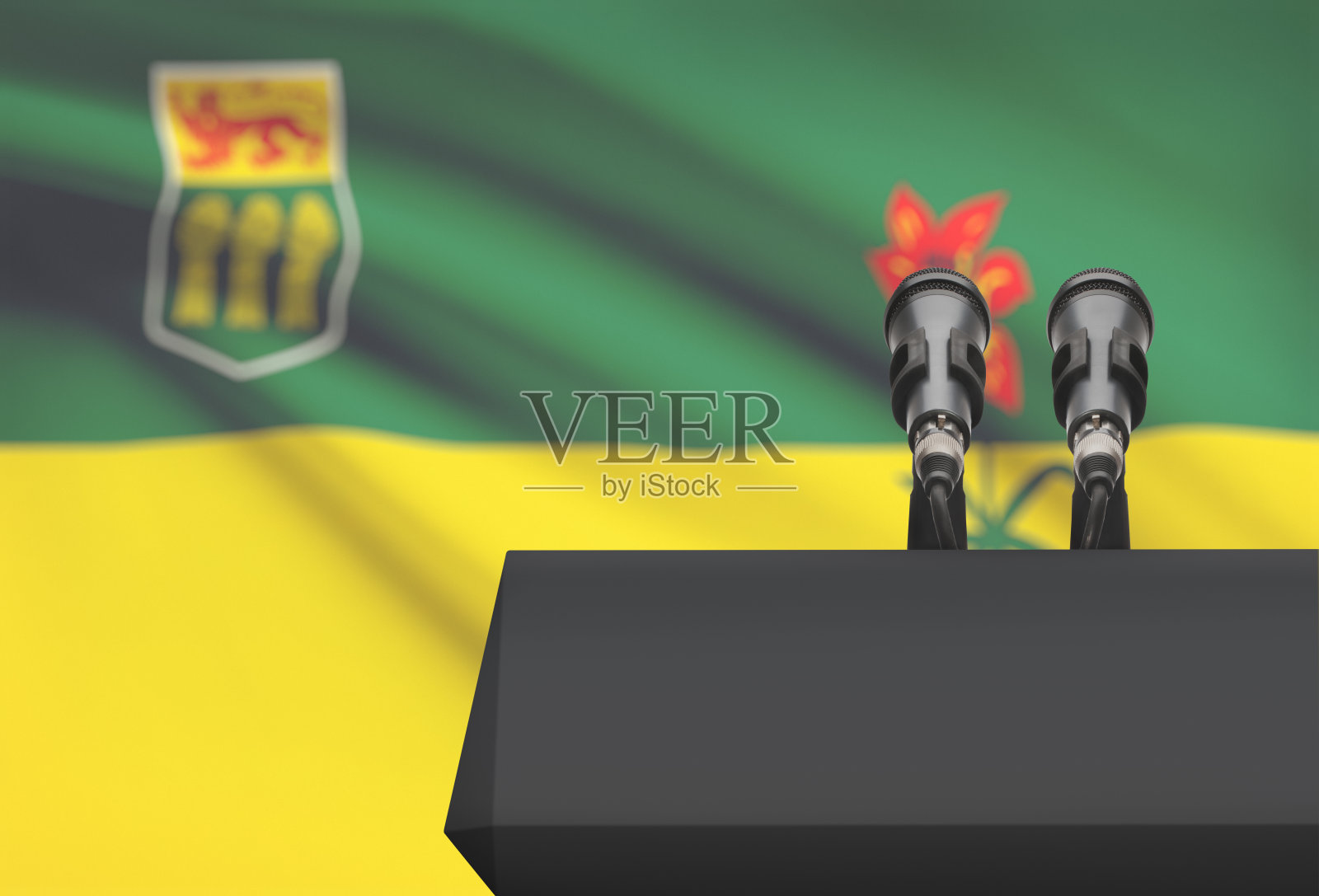 带有加拿大省旗背景的讲道台和两个麦克风 - 萨斯喀彻温省照片摄影图片