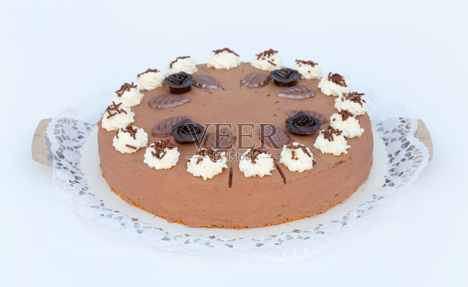 巧克力奶油蛋糕,白色背景,蛋糕花边照片摄影图片