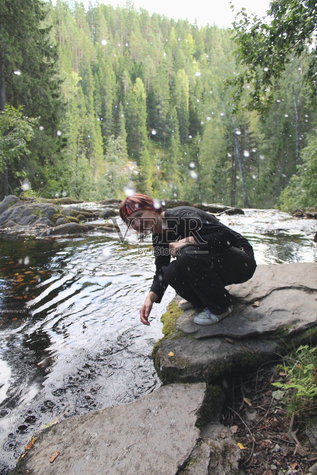 年轻女子泼水照片摄影图片
