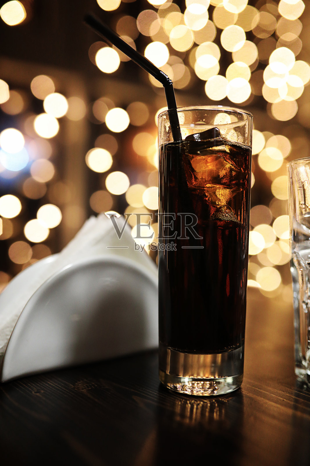 在模糊的背景上加冰的酒精杯照片摄影图片