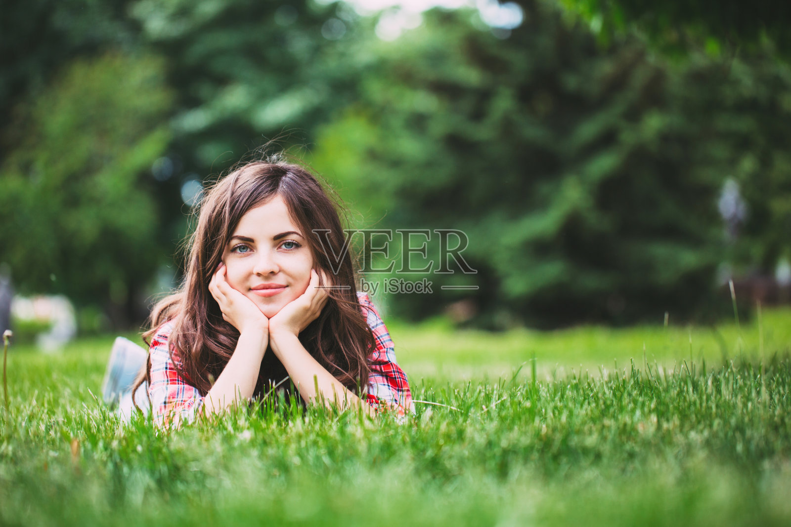 漂亮的女人做梦。照片摄影图片